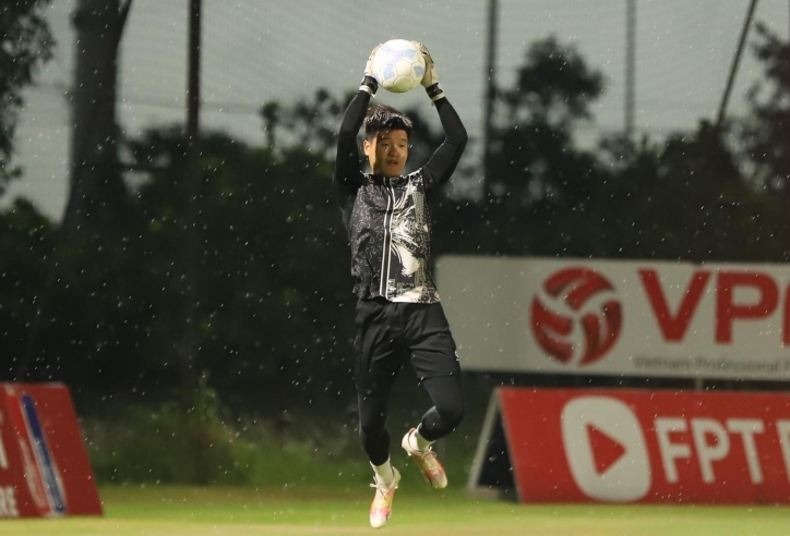 Cựu thủ môn U23 Việt Nam chơi xuất thần trong ngày trở lại V-League