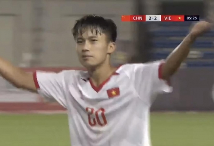 Tiền vệ U16 Việt Nam ghi bàn, giúp đội nhà hòa hú vía