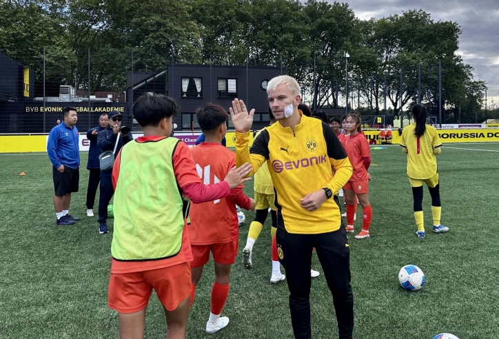 Đội Việt Nam tập luyện cùng HLV của Dortmund