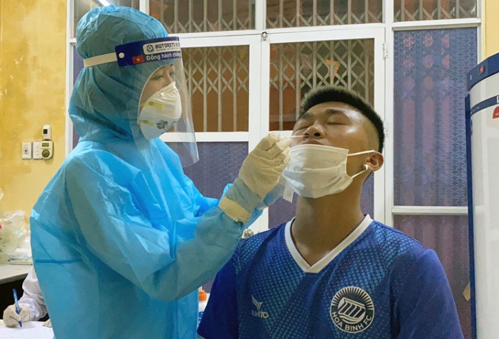 Cầu thủ Hòa Bình FC xét nghiệm trước trận khai mạc Hạng Nhì 2021