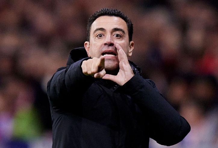 Mắc sai lầm 'quá nghiệp dư', HLV Xavi 'ôm hận' rời Old Trafford