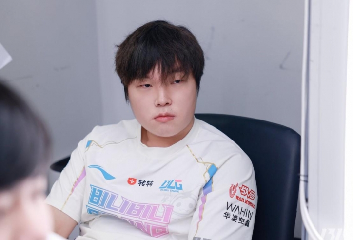 BLG Bin gửi lời 'yêu thương' tới T1 ngay sau khi vô địch LPL