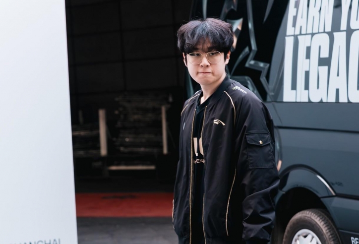 Zeus khiến fan HLE đứng ngồi không yên với động thái đầy bất ngờ