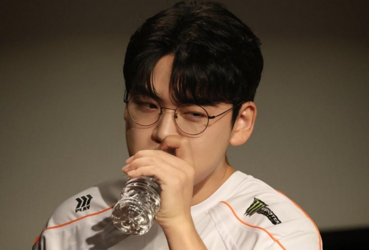 Khán giả phấn khích khi HLE có hành động 'hơn đứt' T1 trong ngày giới thiệu Gumayusi