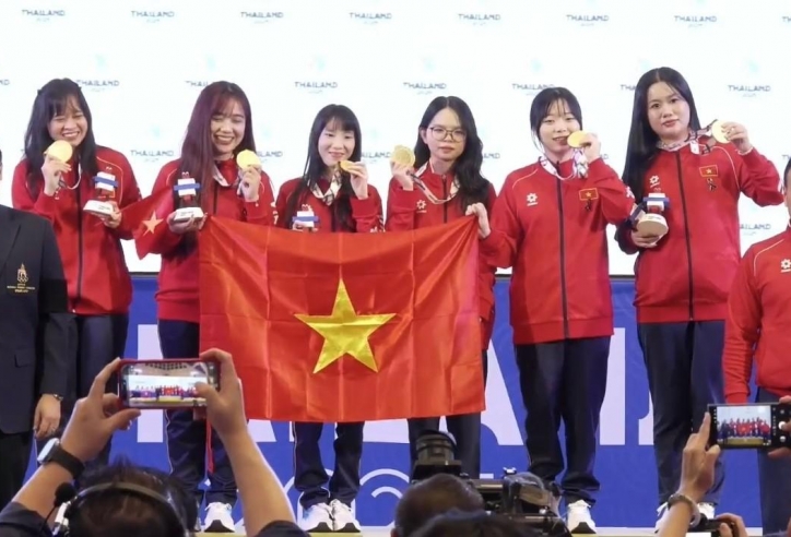 Đại diện đoàn Thể thao Việt Nam trao thưởng nóng cho Đội tuyển Liên Quân Mobile nữ ngay sau khi đoạt HCV