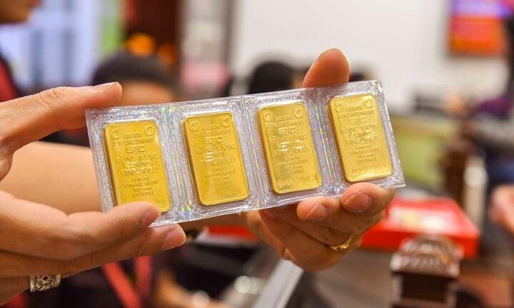 Giá vàng hôm nay sáng 30/8: Vàng thế giới tăng dựng đứng
