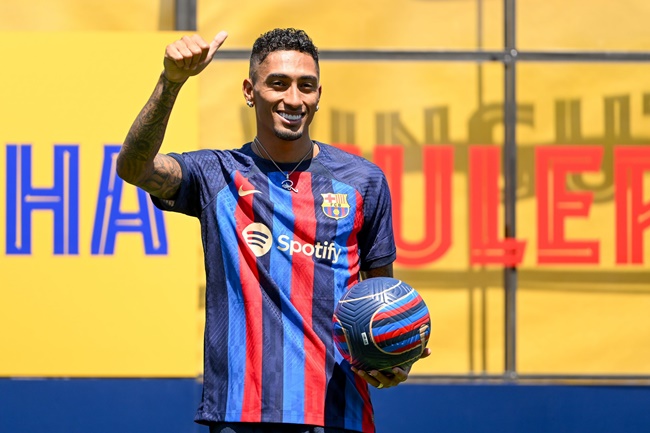 Chấp nhận mua xong Raphinha, Barca phải muối mặt