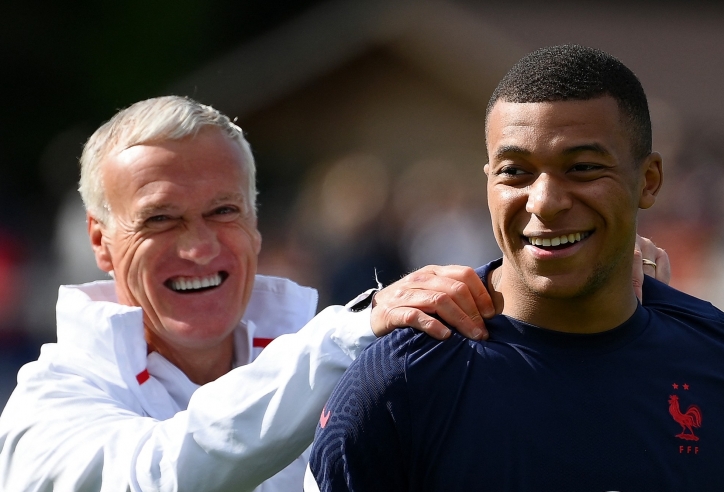 HLV tuyển Pháp cảm thấy 'tuyệt vời' khi Mbappe dự bị tại PSG