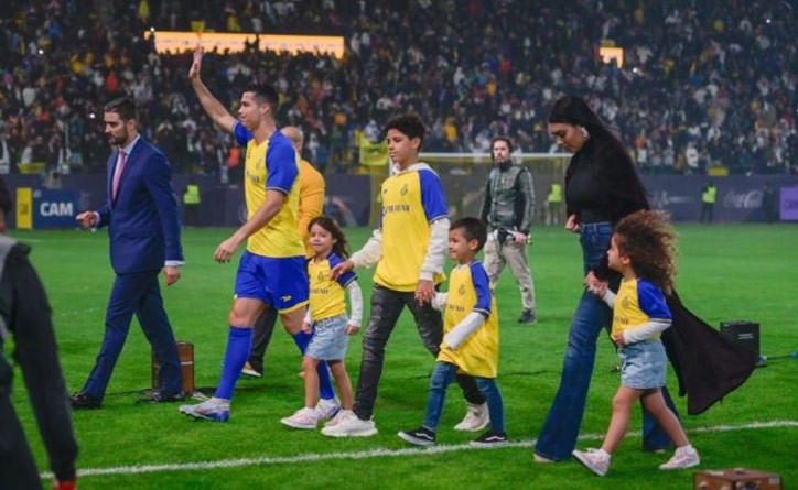 Đội bóng của Ronaldo có động thái bất ngờ sau thị phi