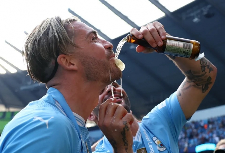 Jack Grealish ăn mừng với màn uống bia thương hiệu