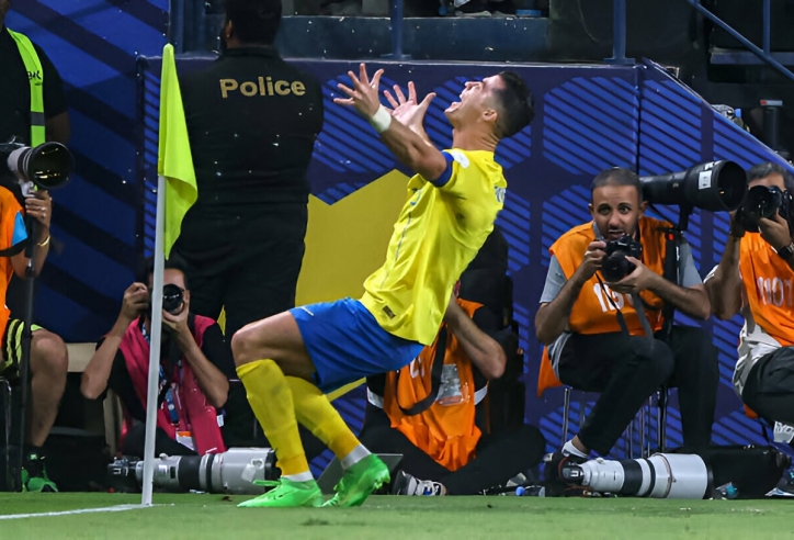 Vừa mất cúp, Ronaldo nhận ngay tin sét đánh từ 'đàn em' Messi