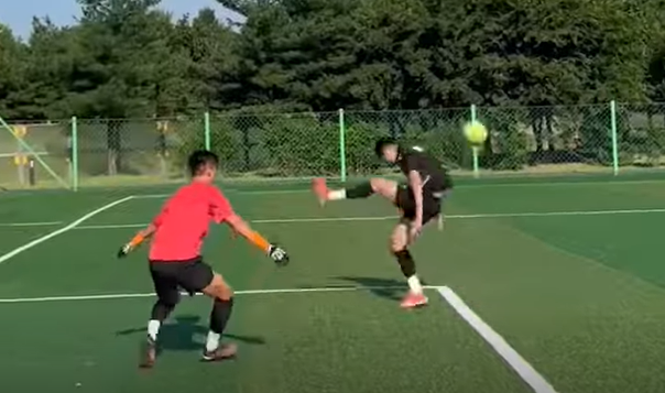 Video: Pha bóng đến Ronaldinho cũng chào thua