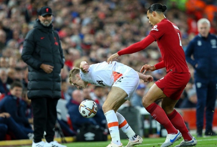 Van Dijk dùng tiểu xảo khiến West Ham hỏng phạt đền