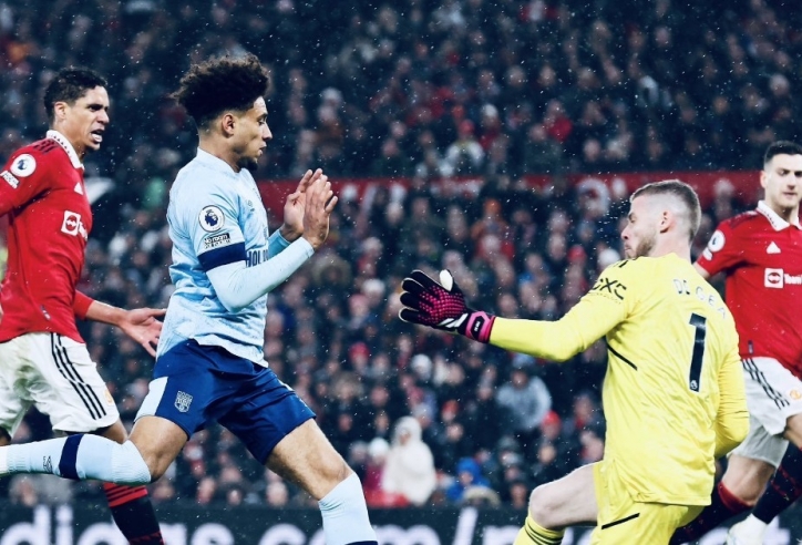 VIDEO: De Gea bị Bruno Fernandes ‘chơi xấu’ dù đang nằm sân trong đau đớn