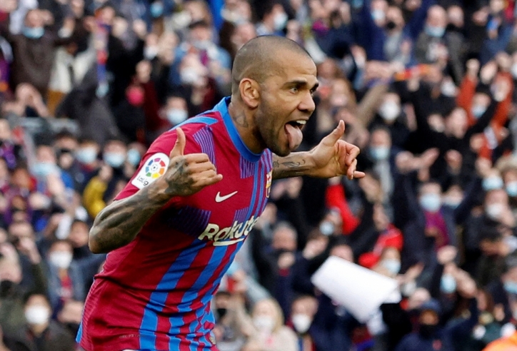 Dani Alves trở lại Camp Nou sau 1 tháng ra đi