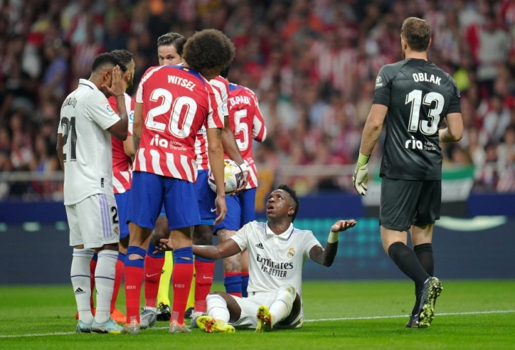 Vô vàn hành động xấu xí của CĐV Atletico Madrid trong ngày Real Madrid 'nhảy múa' tại Wanda Metropolitano