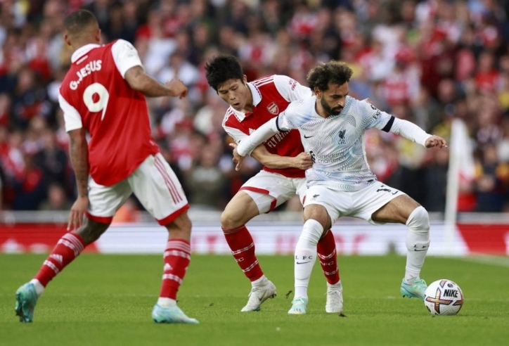Salah vs Tomiyasu: Khi 'Hoàng tử Ai Cập' nằm gọn trong túi 'chiến binh Samurai xanh'