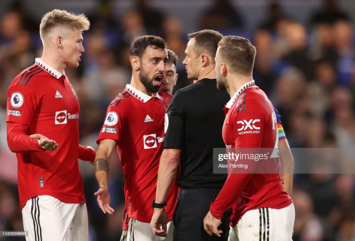 'Bao vây' trọng tài trong trận gặp Chelsea, Man Utd đối mặt với án phạt từ FA