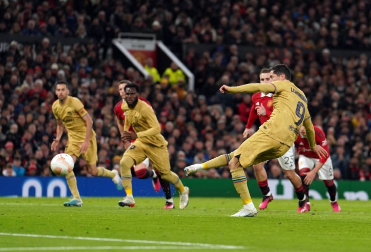 Nổ súng trước Man Utd, Lewandowski 'khiến' Barca mất 1 khoản tiền