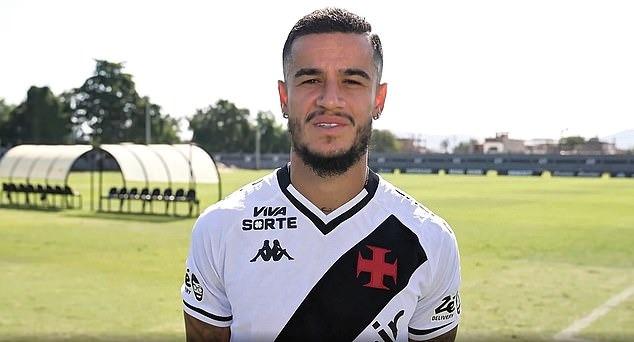 Coutinho gián đoạn phỏng vấn vì tiếng súng tại sân tập