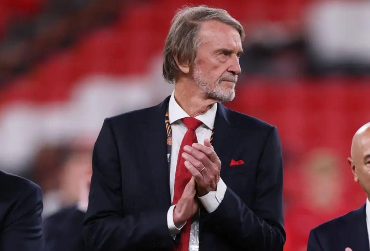 Sir Jim nhận cảnh báo tại Manchester United