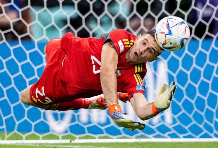 Man United sẽ chốt Emiliano Martinez trước giờ G?