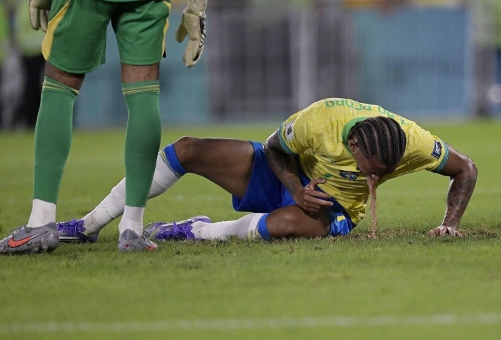 Joao Pedro nôn mửa trong trận Brazil thắng Chile
