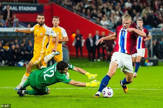 Bị thủng lưới 11 bàn thủ môn Moldova được Haaland động viên