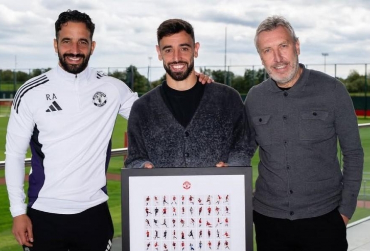 Bruno Fernandes nhận quà đặc biệt khi chạm mốc 100 bàn cho MU