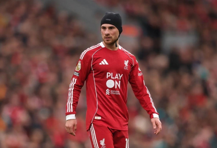 Vì sao Mac Allister phải đội mũ bảo vệ ở đại chiến với MU?