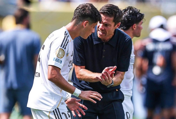 Xabi Alonso hoặc là mạnh tay, hoặc là làm 'con rối'