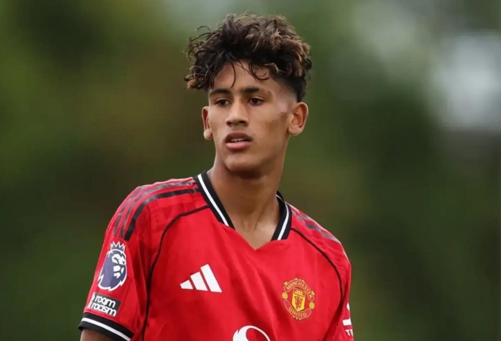 Thần đồng 15 tuổi của Man United hết cửa ra mắt Ngoại hạng Anh