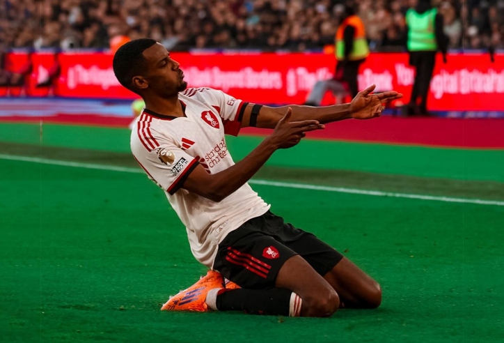 Isak có bàn thắng đầu tiên tại Ngoại hạng Anh