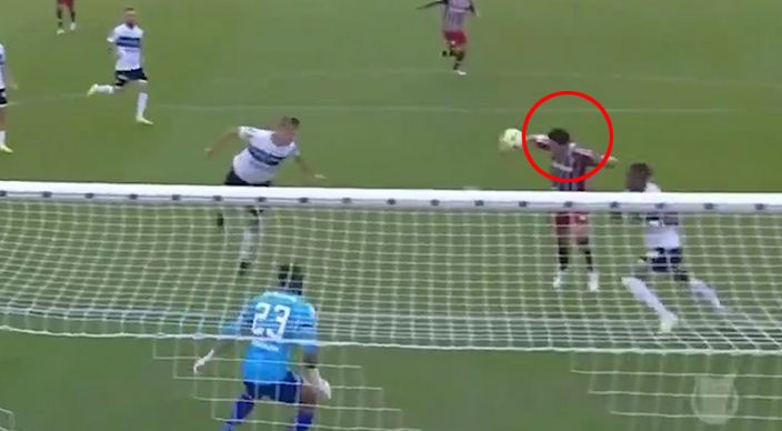 VIDEO: Phi thân ghi bàn, đồng đội cũ của Neymar bay luôn...'hàng tiền đạo'