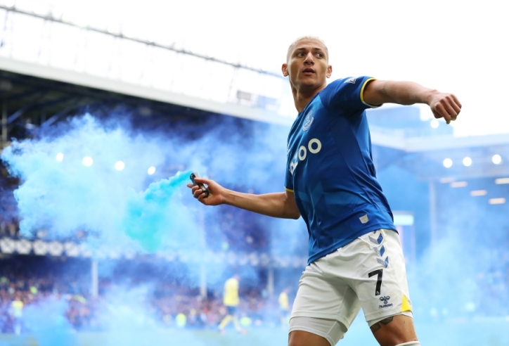 Richarlison đối mặt với án phạt nặng vì ném pháo sáng lên khán đài