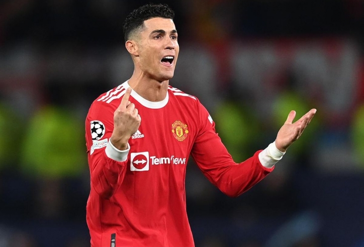 Không còn đường lui, Ronaldo muối mặt nhờ 'kình địch' cũ giải cứu khỏi MU