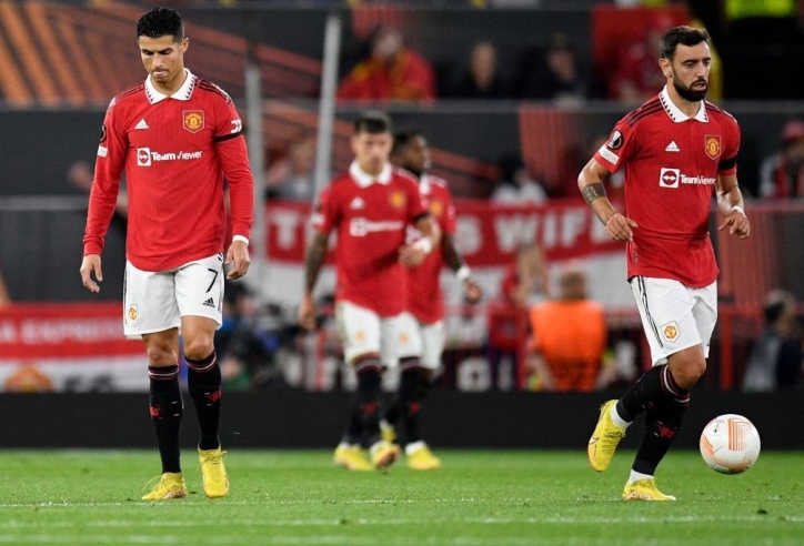 MU trở về mặt đất, thua ngay trận ra quân Cúp C2 dù có Ronaldo đá chính