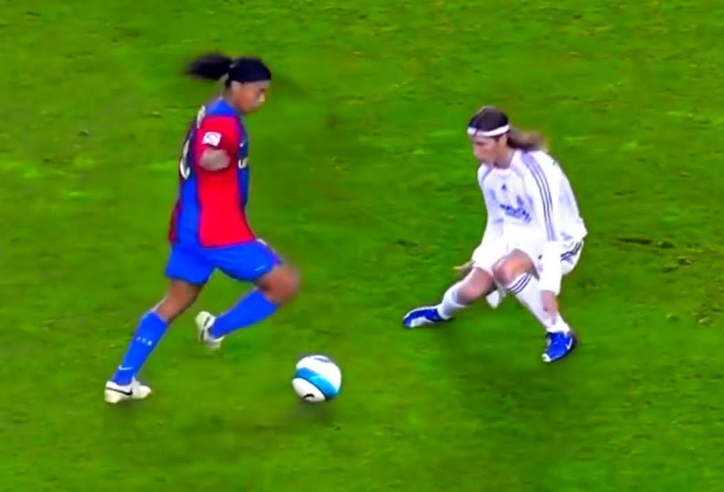 VIDEO: Phản ứng của Ronaldinho khi bị 'làm nhục' bởi chính tuyệt kỹ của mình