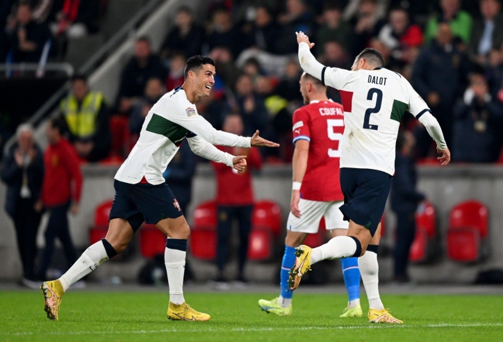 Ronaldo đổ máu, dàn sao MU thi nhau tỏa sáng đưa Bồ Đào Nha lên nhất bảng