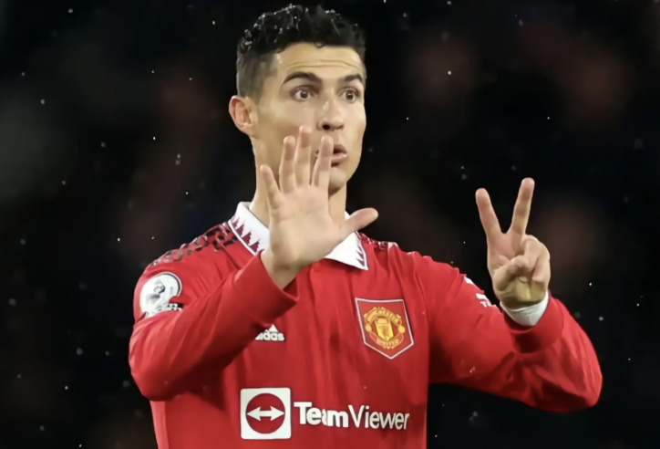 Màn ăn mừng ý nghĩa của Ronaldo sau khi đi vào lịch sử bóng đá thế giới