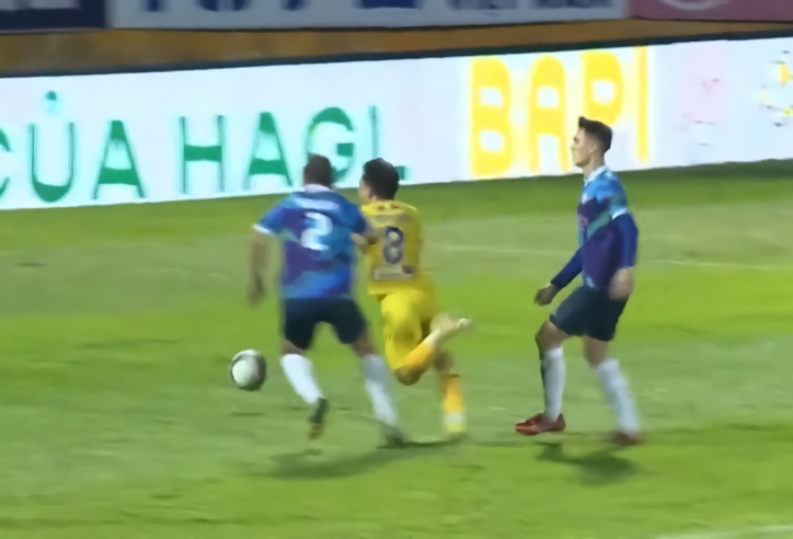 Tin bóng đá 29/10: Quả penalty gây tranh cãi giúp HAGL có điểm; CĐV Hải Phòng nhập viện