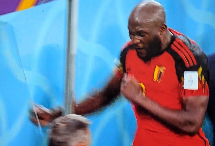 VIDEO: Lukaku cay cú đập phá vì tự đá bay vé đi tiếp của ĐT Bỉ