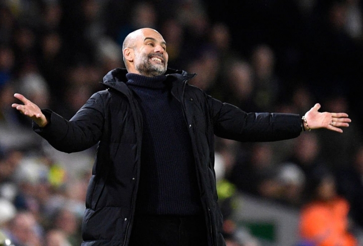 Bực học trò, HLV Pep Guardiola sút vật thể vào đồng nghiệp