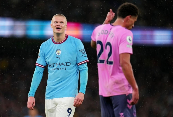 Haaland lại nổ súng, Man City vẫn bị gieo sầu vì siêu phẩm khó đỡ