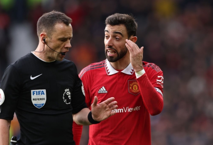 VAR gây tranh cãi trong trận MU thắng Man City