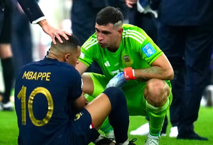 Thủ môn hay nhất thế giới tiết lộ hội thoại trước khi chế nhạo Mbappe