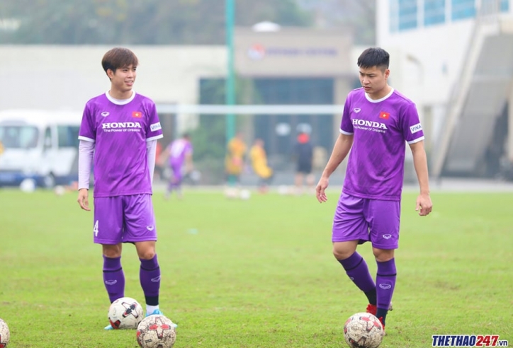 Hai cầu thủ bị đau, HLV Park Hang Seo 'đứng ngồi không yên'