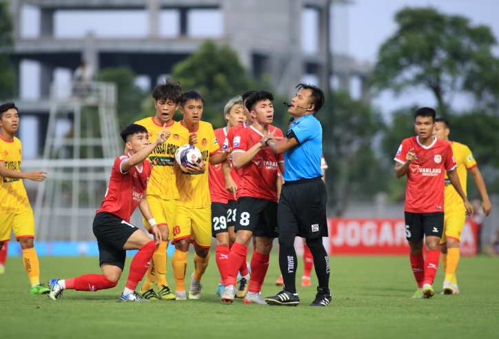 Sao U23 Việt Nam lãnh án phạt nặng sau pha phạm lỗi thô bạo với đối thủ