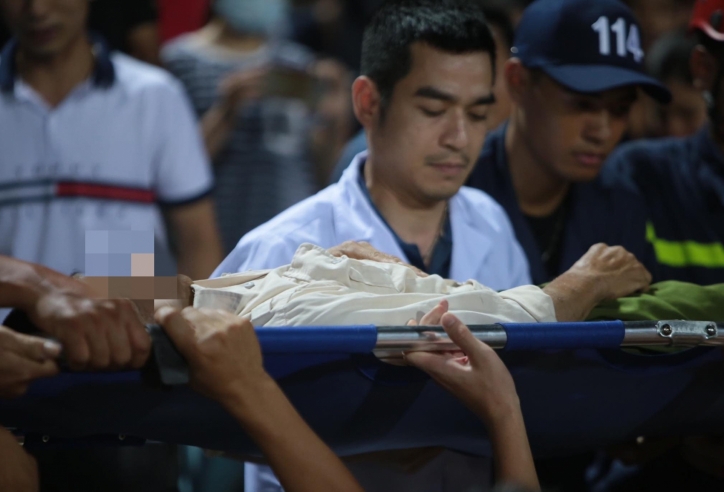 VIDEO: Một CĐV bị ngất giữa 'biển người' trên sân Thiên Trường