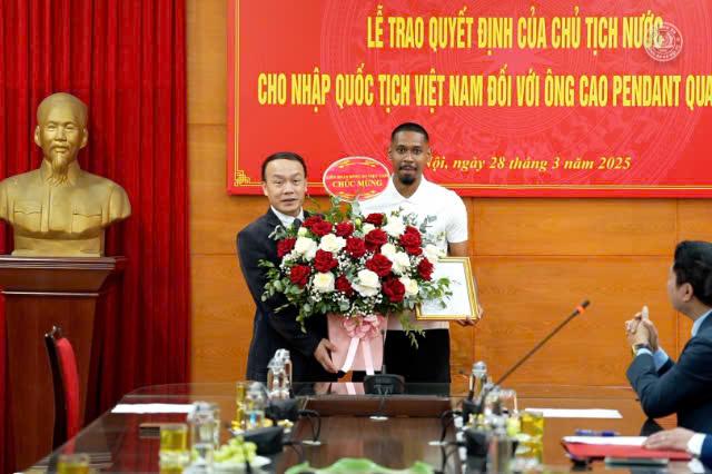 Pendant Quang Vinh nói gì trong ngày nhận quốc tịch Việt Nam?
